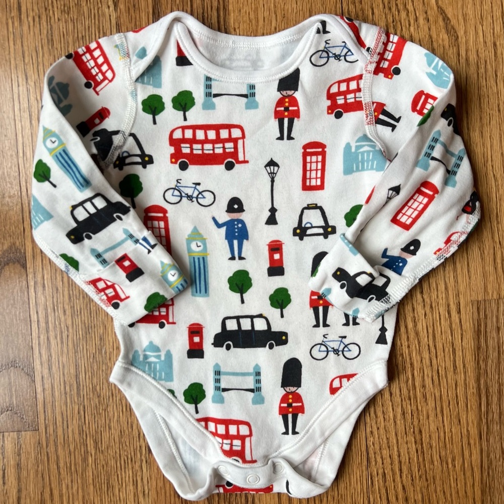 🆕 EUC Marks & Spencer London tourist sites long sleeved onesie bodysuit 3-6m